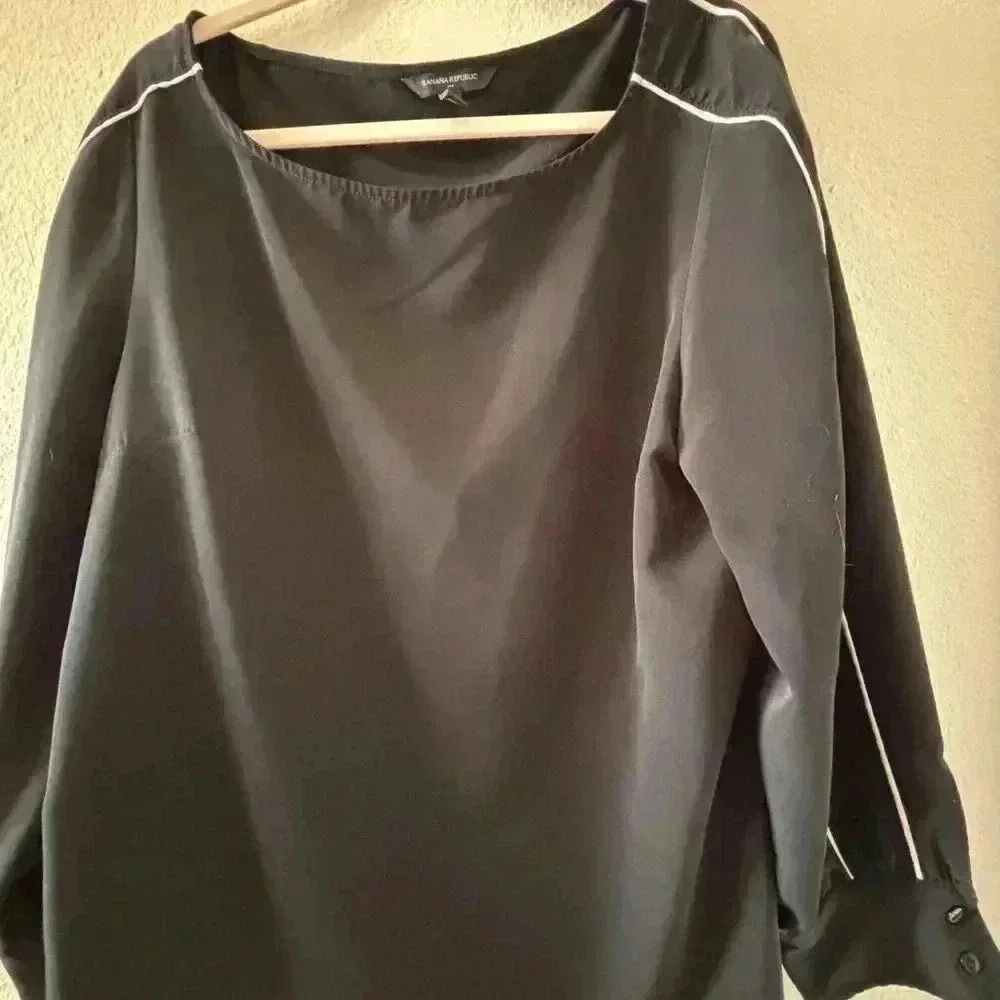 Banana Republic black/white silky long sleeve top